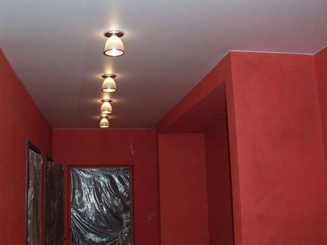 Белый матовый потолок для коридора с точечными светильниками