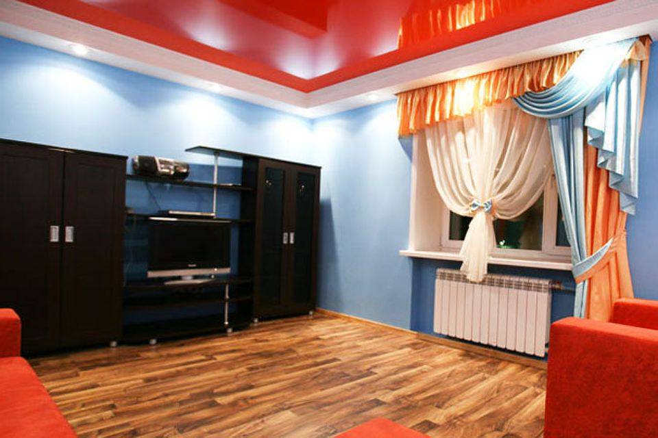 Красный глянцевый потолок для зала