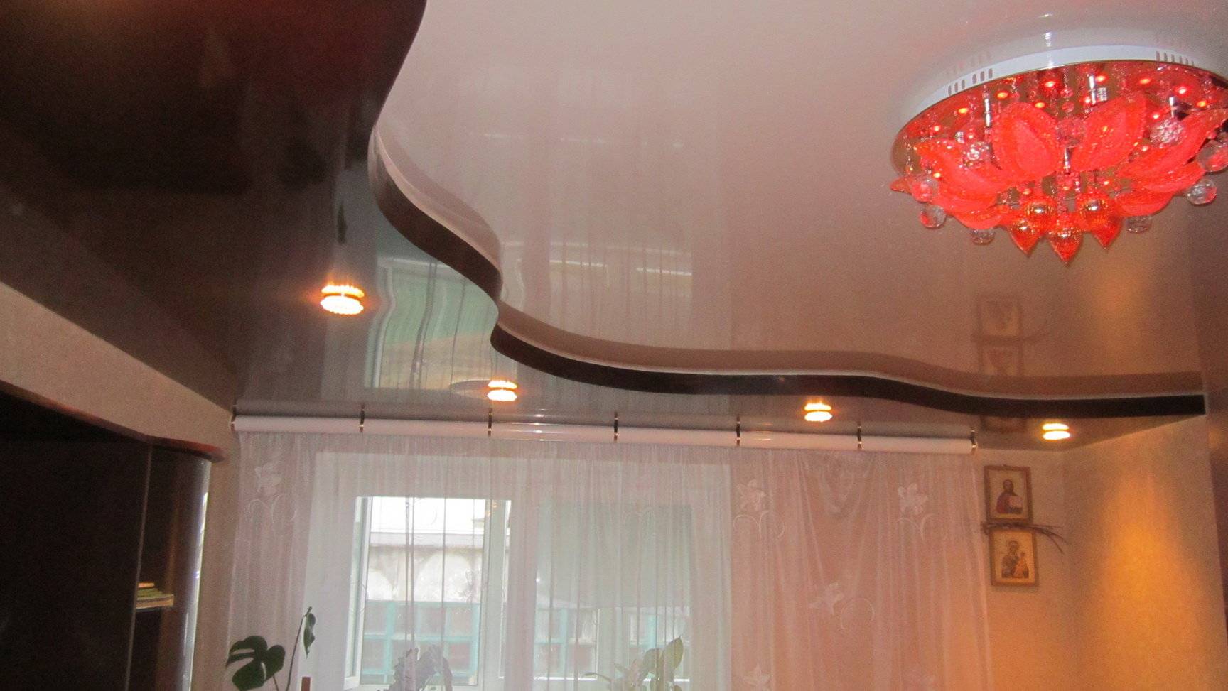 Черно-белый двухуровневый потолок 