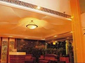 Золотой матовый потолок с фотопечатью для гостиной