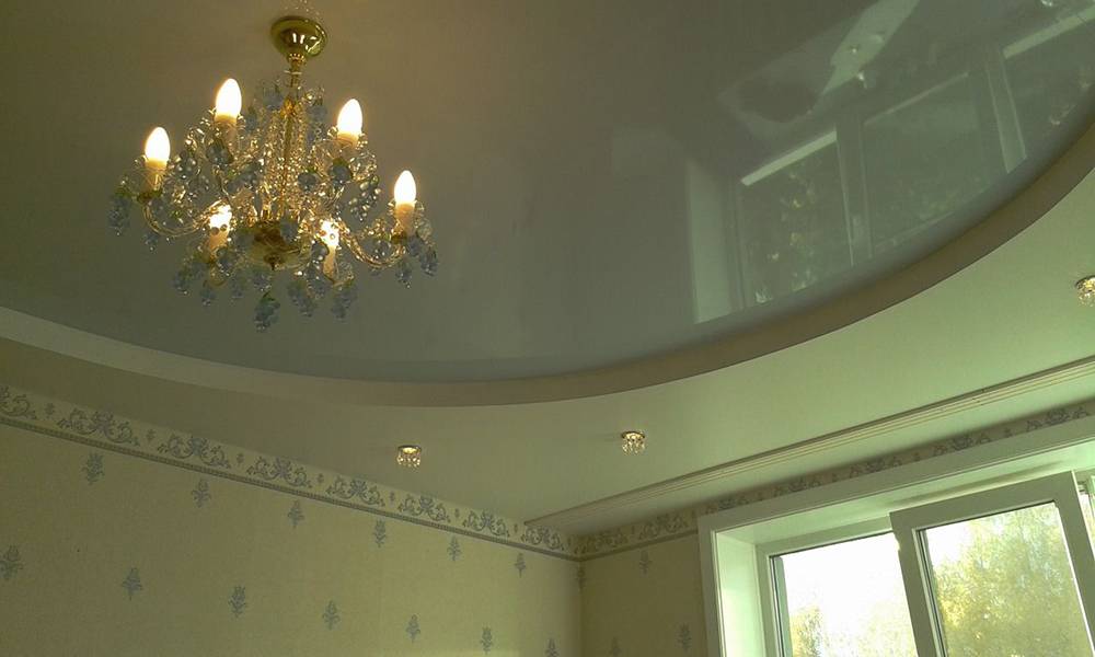 Сочетание глянцевого и матового полотна для гостиной