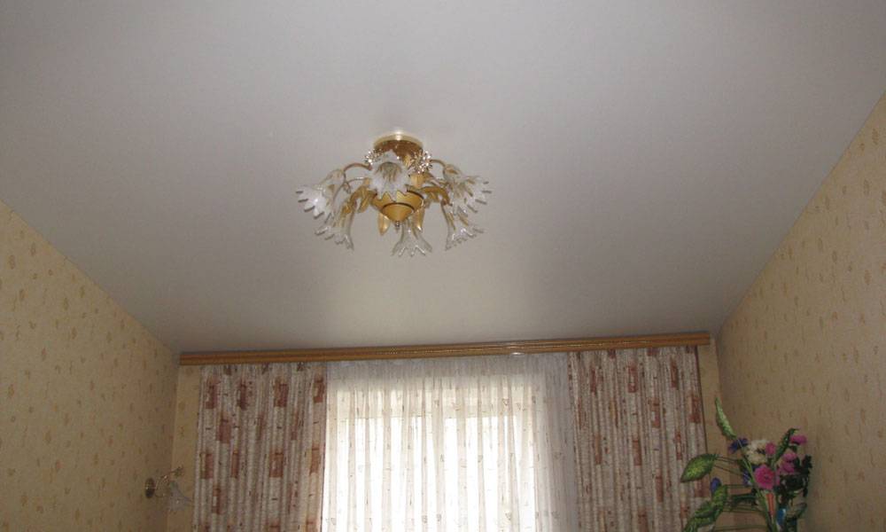 Белый матовый потолок для гостиной