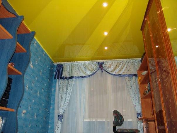 Желтый глянцевый потолок для детской